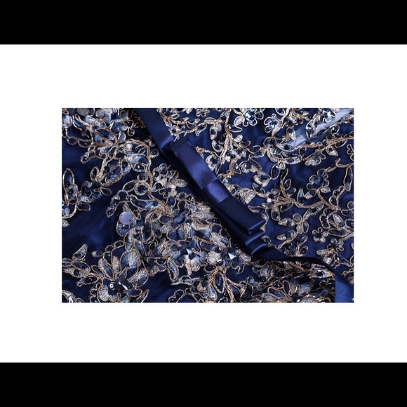 🆕Long Sleeve Embroidery Gown - Picture 2 of 6